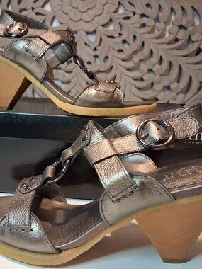 New in Box A.N.A Peyton Bronze Metallic Heeled Leather Sandals size 8.5M Strappy